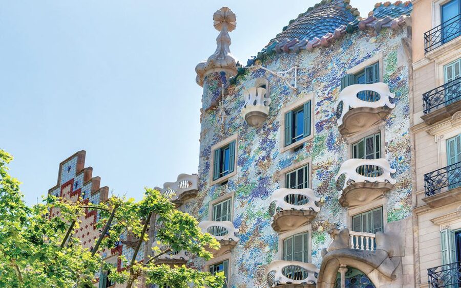 Barcelona: Gaudí Sightseeing Guided Segway Tour - Segway plus Gaudí: why this 2.5-hour loop works