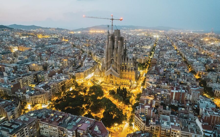 Barcelona: Gaudí Sightseeing Guided Segway Tour - Eixample and Paseo de Gracia: seeing Casa Batlló and Casa Milà from street level
