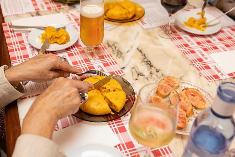 Barcelona: Gaudi Tapas & Wine Tasting Small Group Tour - Key things that make this tour a strong pick
