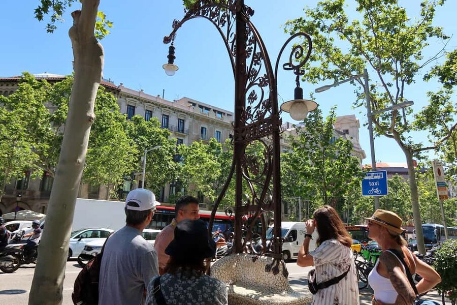 Barcelona: Gaudi Tapas & Wine Tasting Small Group Tour - Why this Gaudi and tapas evening works