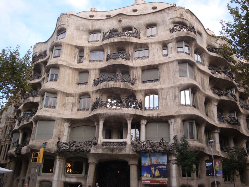 Barcelona: German City Tour from Gaudí's Perspective - Key things that make this Gaudí tour work