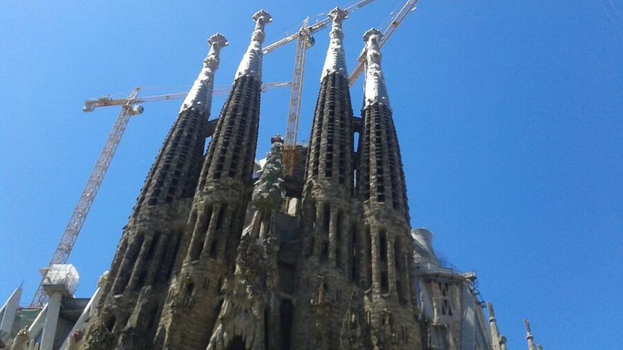 Barcelona: German City Tour from Gaudí's Perspective - Golden Square: where the walk turns into an architectural timeline