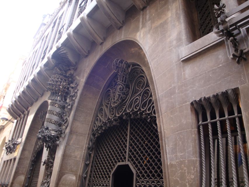 Barcelona: German City Tour from Gaudí's Perspective - The Modernism shift, plus why the guide keeps comparing