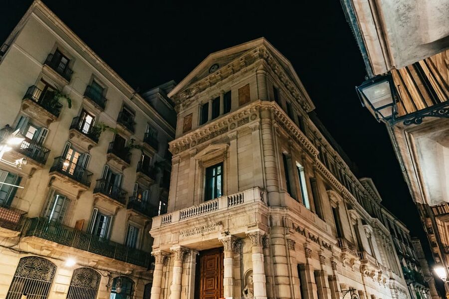 Barcelona: Gothic Quarter Ghosts and Legends Walking Tour - Meeting at Traveller’s Nest Bar, Then Getting Oriented Fast