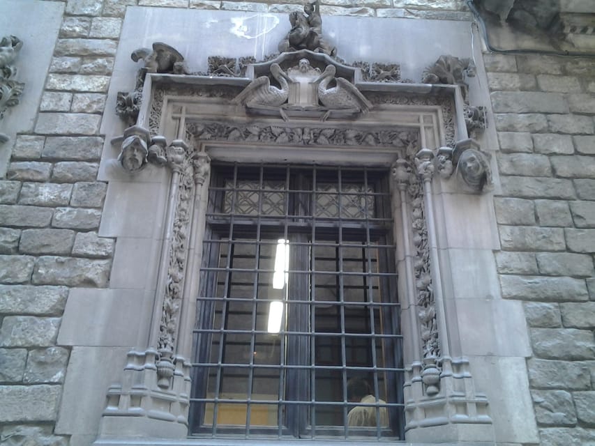 Barcelona: Gothic Quarter Legends Walking Tour with Tapas - Small group size up to 15: why this matters in a maze