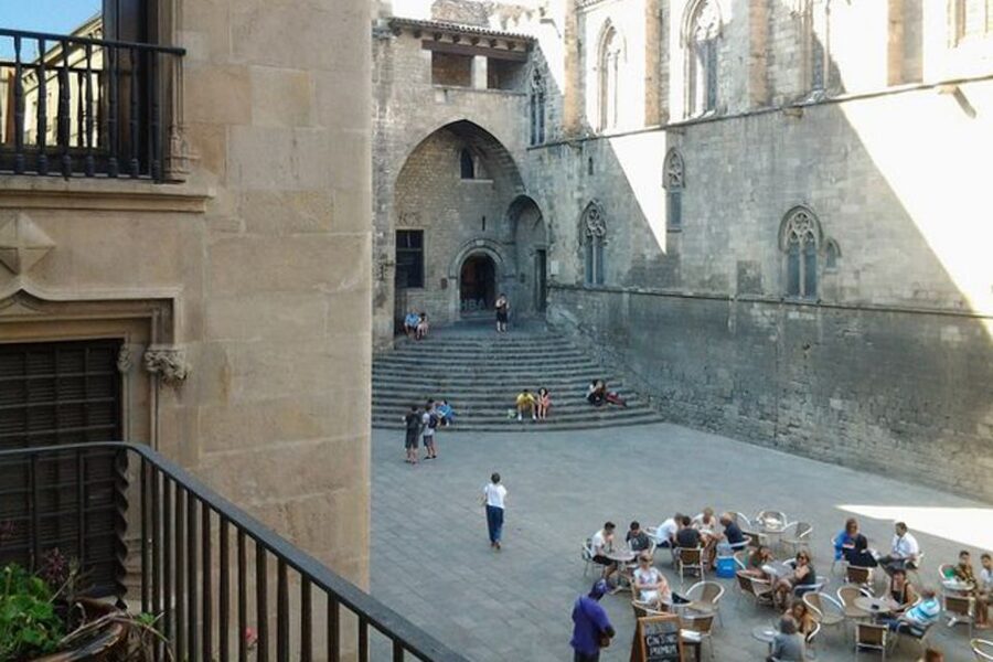 Barcelona: Gothic Quarter Legends Walking Tour with Tapas - Finding Hotel Colón, then getting your bearings fast