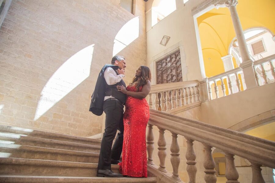 Barcelona: Gothic Quarter Private Photoshoot Experience - Couple, solo, family, and even multi-person groups