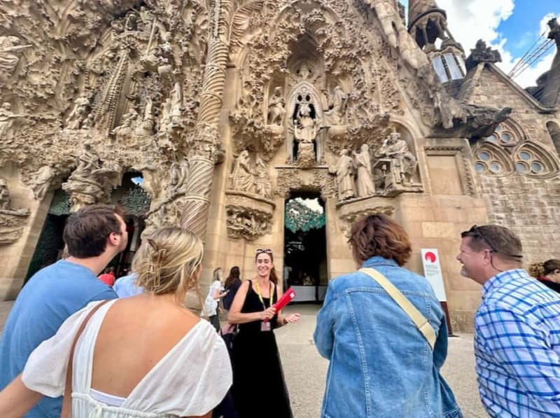 Barcelona: Gothic Quarter, Sagrada Familia & Park Güell Tour - Park Güell Without the Uphill Workout, Plus the Lizard Photo
