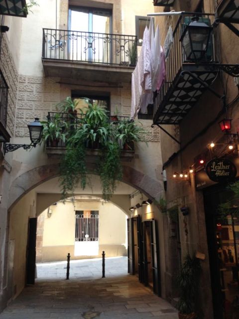 Barcelona: Gothic Quarter Walking Tour - The German-Language Guide Style That Keeps It Fun