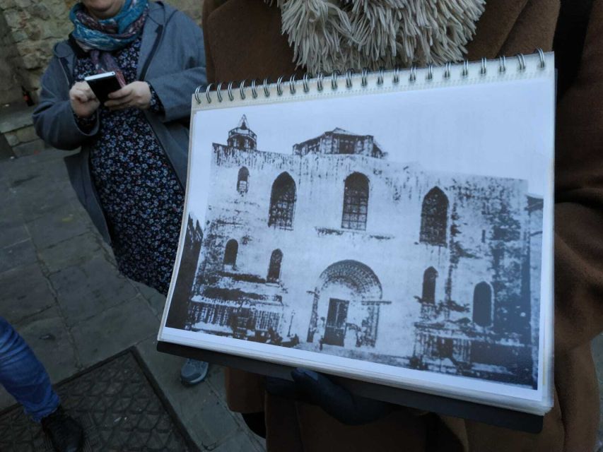Barcelona: Gothic Quarter Walking Tour with Optional Pintxos - Plaza del Rei and Plaza del Pi: Small Squares, Big Meaning