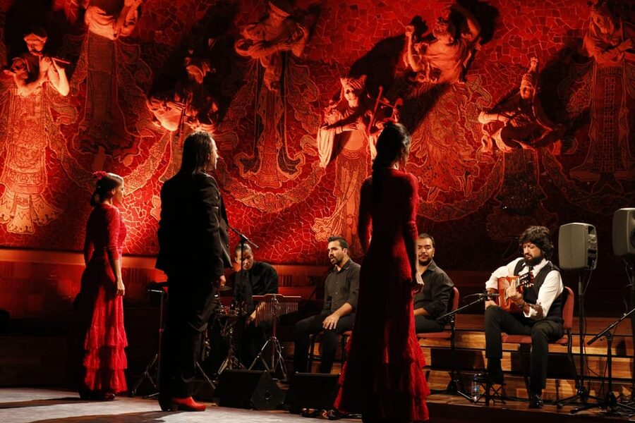 Barcelona: Gran Gala Flamenco Show Entry Ticket - The music and performers: Juan Gomez Chicuelo up front