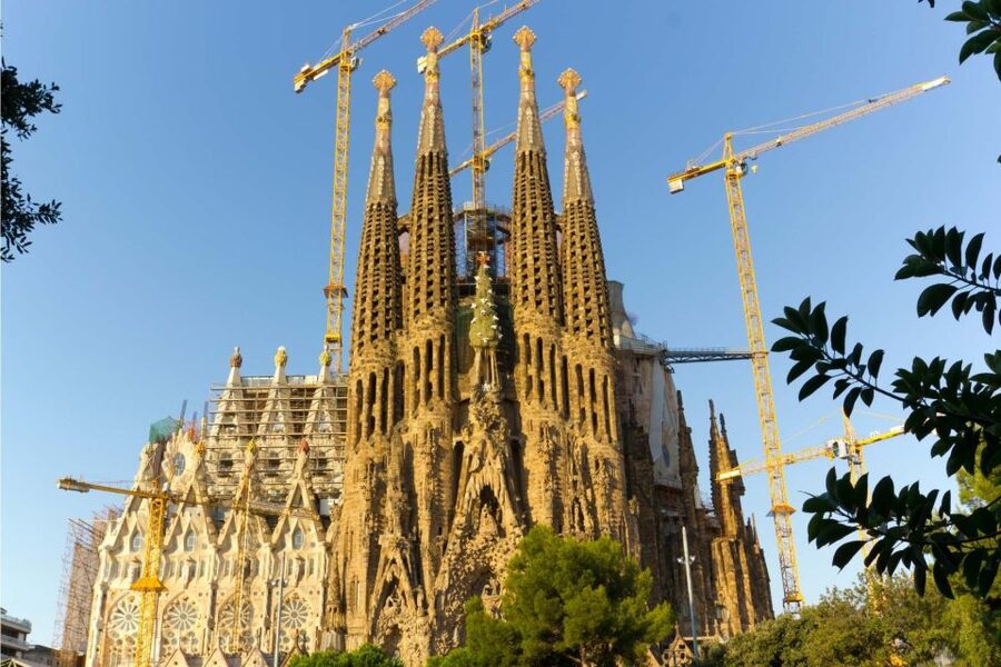 Barcelona: Guided Sagrada Familia Tour & Skip-The-Line Entry - Meeting point and first photo mission near Plaça de Gaudí
