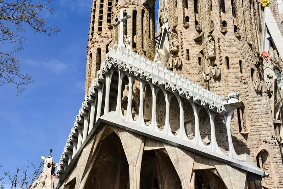Barcelona: Guided tour e-bike Barcelona historical and modernist Barcelona - Casa Batlló and Casa Milà: the Modernisme side of Barcelona