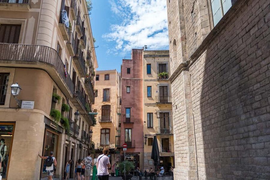 Barcelona guided tour in French - First Stop: Plaça Reial, Where You Set the Tone for the Walk
