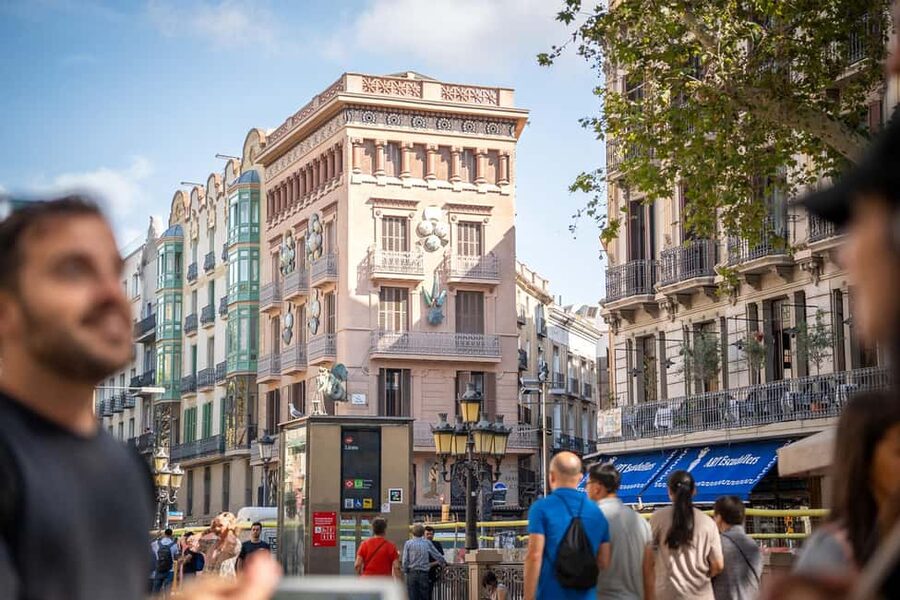Barcelona guided tour in French - Santa Maria del Mar and the Jewish Quarter: Two Layers of History, One Walk