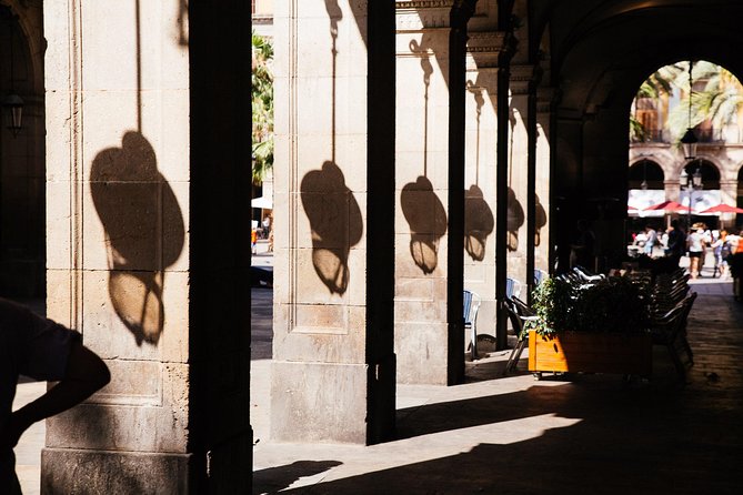 Barcelona Highlights & Hidden Gems Private Tour - Stop 3: Plaça Reial, photo ops plus a much-needed break