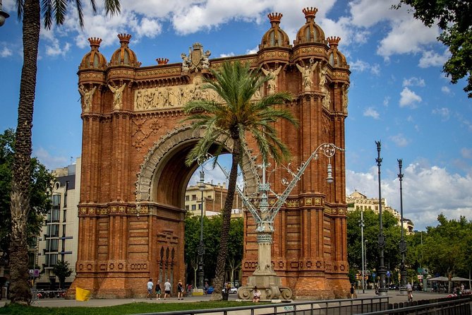 Barcelona Highlights Small Group Tour with Hotel Pick Up - Ciutat Vella on Foot: Gothic Streets and the City’s Origins