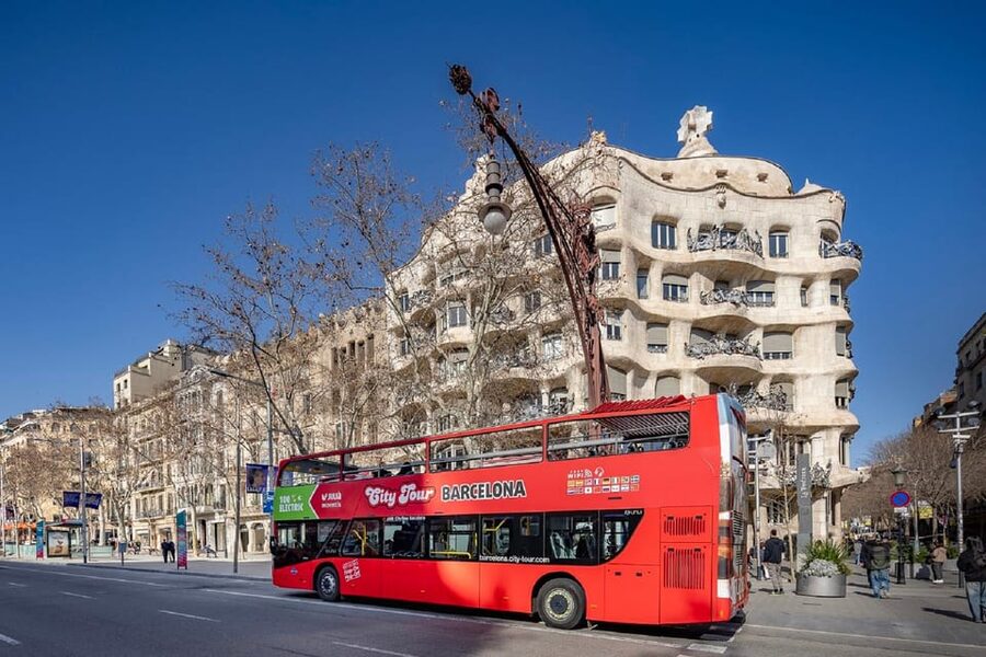 Barcelona: Hop-On Hop-Off Bus and Moco Museum Ticket - Why this bus plus Moco Museum combo is a good Barcelona “day plan”