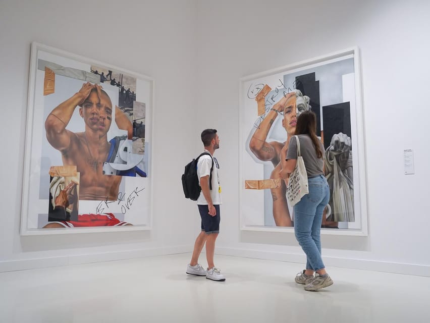 Barcelona: Hop-On Hop-Off Bus and Moco Museum Ticket - Getting on at Plaça Catalunya, routes in orange and green, and what that means for your day