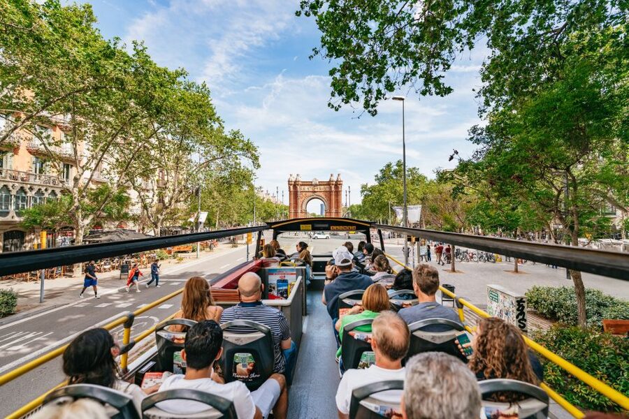 Barcelona: Hop-On Hop-Off Bus & Aquarium Tour - Green (East) route: beaches, Gaudí homes, and the Born area