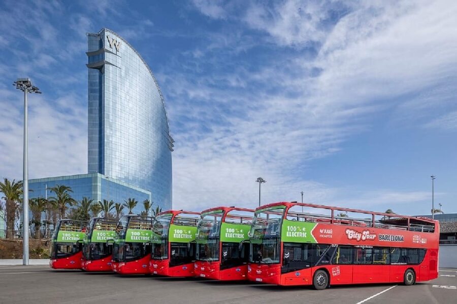 Barcelona: Hop-On Hop-Off Bus & Aquarium Tour - Inside the Barcelona Aquarium: Mediterranean zones and the shark tunnel