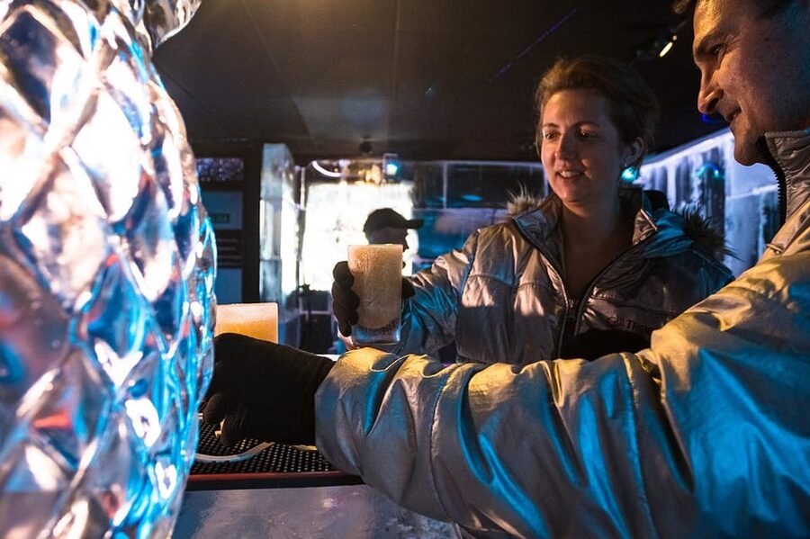 Barcelona: Ice Bar and Terrace Drinks Romantic Package - Where you meet and how to time your arrival