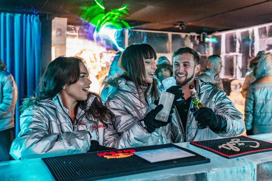 Barcelona: Icebar experience, located at the beach !! - Getting Your Jacket and Gloves: The Cold Management System