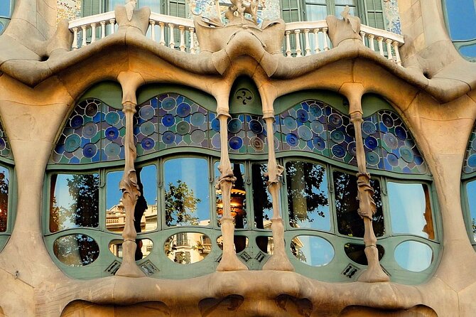 Barcelona in 1 Day: Sagrada Familia, Park Guell,Old Town & Pickup - Montjuïc Park viewpoint circuit and Olympic-era Barcelona