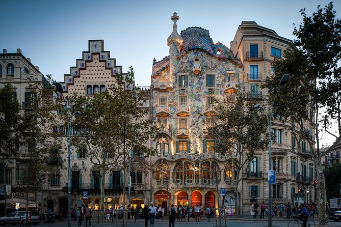 Barcelona in 1 Day: Sagrada Familia, Park Guell,Old Town & Pickup - Passeig de Gràcia drive-by modernism, Casa Milà, and Casa Batlló