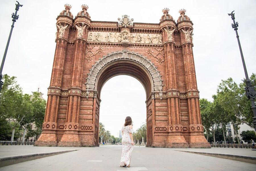 Barcelona: Instagram Tour of the Most Scenic Spots - Metro transfer time: how to keep your momentum (and what is not included)
