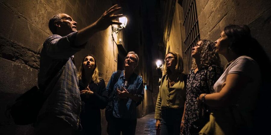 Barcelona: Killers, Witches & Inquisition Old Town (day/eve) - Entering the Gothic maze with a clear purpose