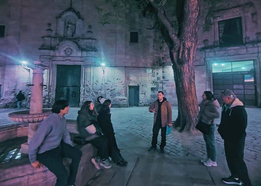 Barcelona: Killers, Witches & Inquisition Old Town (day/eve) - How the tour keeps moving without losing you