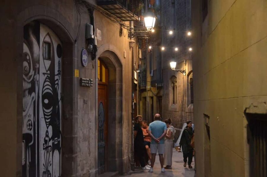 Barcelona: Killers, Witches & Inquisition Old Town (day/eve) - Why the headset fee is worth paying attention to