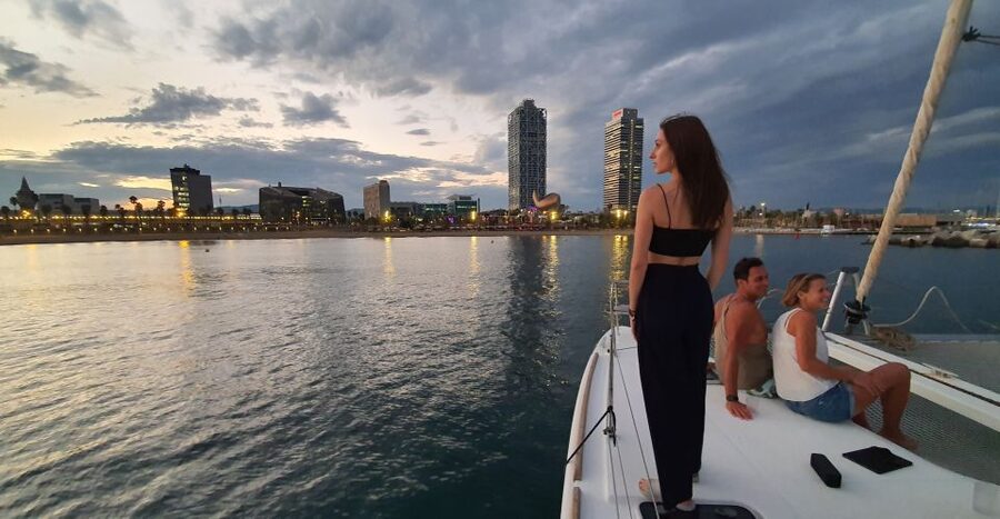 Barcelona: Luxury Private Sunset Yacht Cruise - The price, and when $412 per group is actually good value