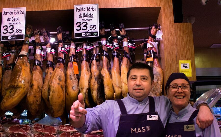 Barcelona: Market, Tasty Tapas/Food and Gothic History Tour - Jamón, Manchego, and cava: the grand finale that sticks