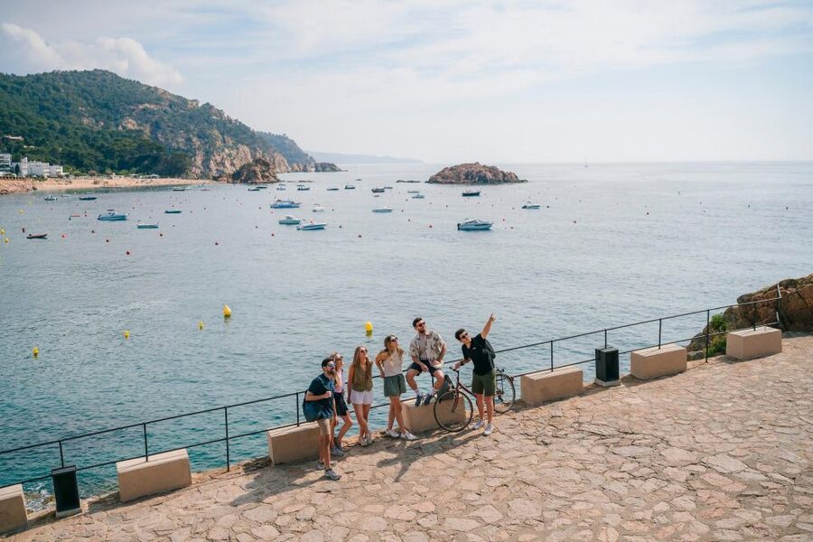 Barcelona: Montserrat, Girona & Costa Brava Guided Day Trip - Getting to Montserrat smoothly from Passeig de Gràcia
