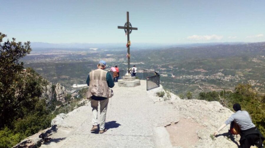 Barcelona: Montserrat Private Trip with Monastery Ticket - Private car day trip versus small-group meet point