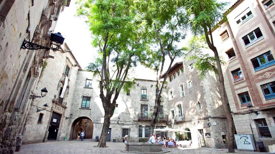 Barcelona: Old Town and Gothic Quarter Walking Tour - Plaça del Rei and Palau Reial, Medieval Power and Columbus