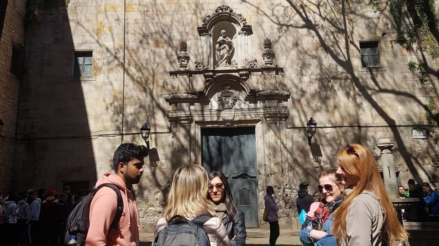 Barcelona: Old Town and Gothic Quarter Walking Tour - El Born and Passeig del Born, Where Old Stones Meet Modern Hangouts