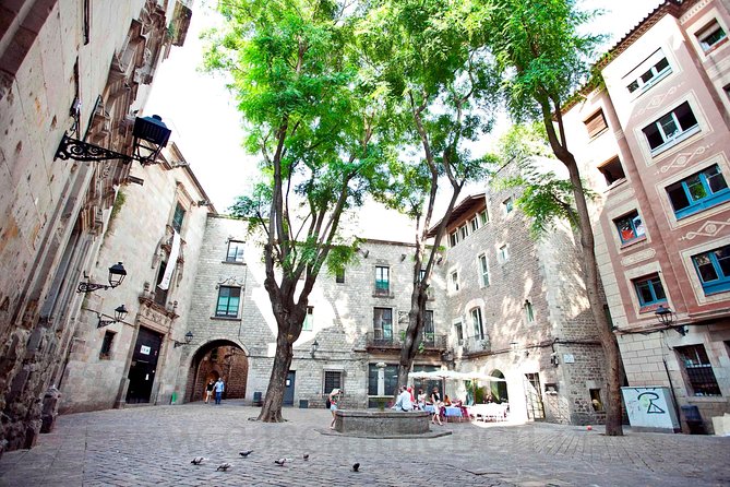 Barcelona Old Town & Gothic Quarter Small Group Tour - Las Ramblas to Boqueria: Watching Barcelona Shop and Eat