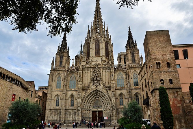 Barcelona Old Town & Gothic Quarter Small Group Tour - Plaça Reial and the Cathedral Exteriors: Squares With Stories