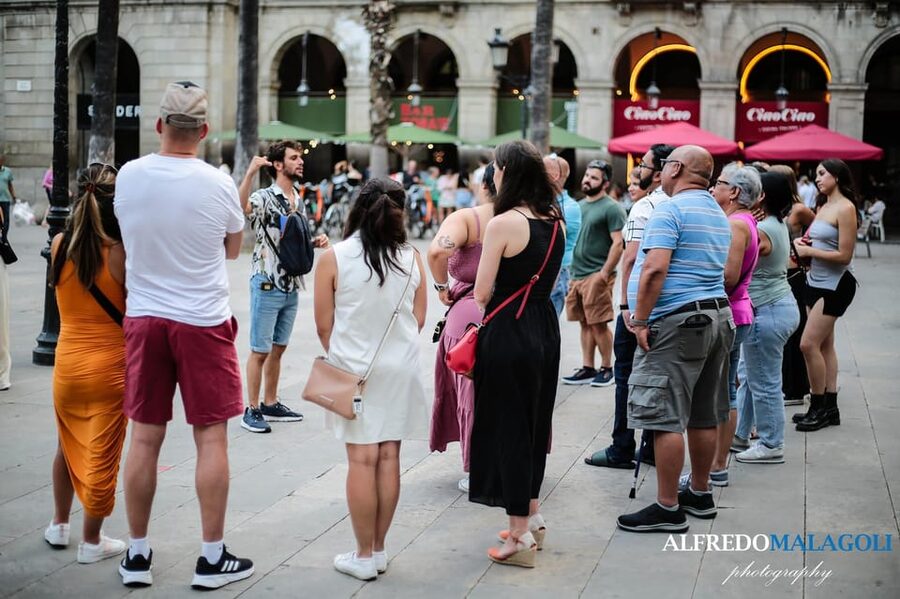 Barcelona: Old Town Guided Walking Tour - Key highlights you can feel in the first 10 minutes