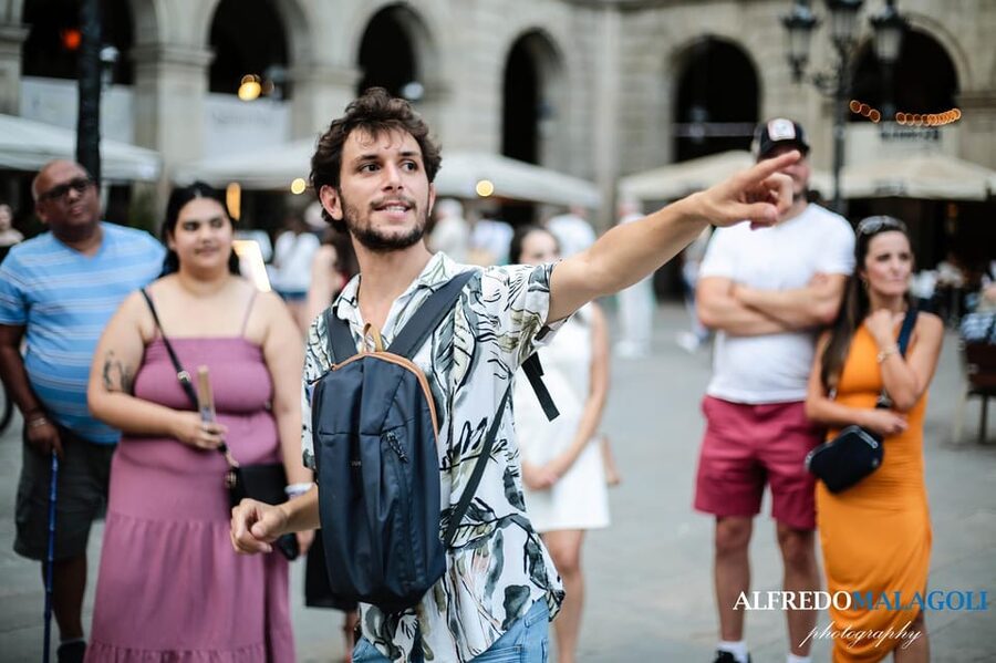 Barcelona: Old Town Guided Walking Tour - The 1.5-hour guided loop through the Gothic Quarter streets