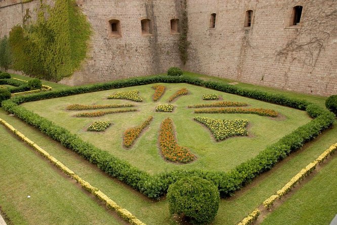 Barcelona: Old Town, Montjuic Castle, Cable Car Small Group Tour - Key points before you go