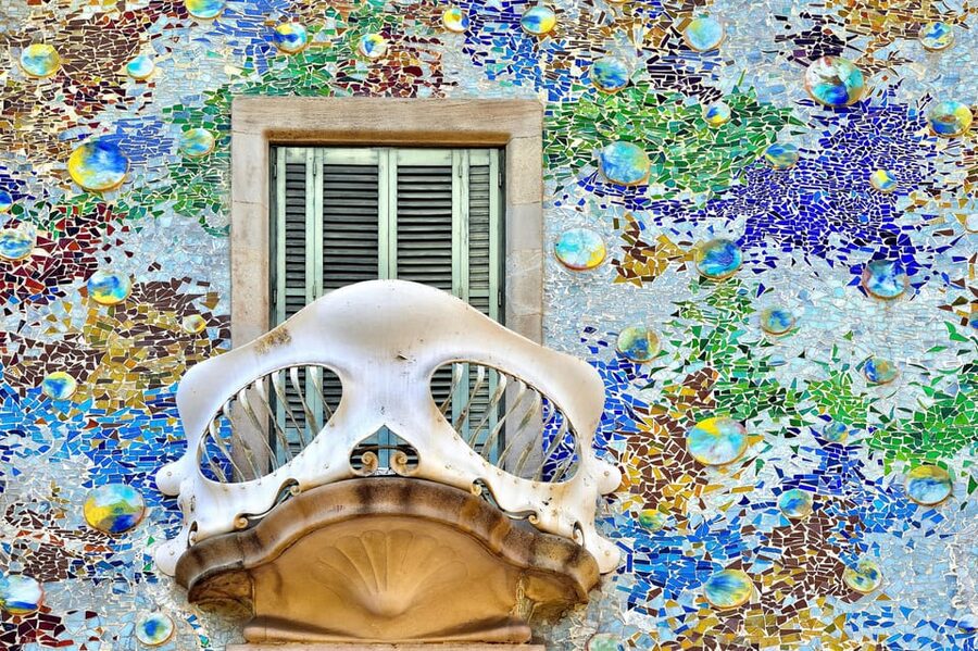 Barcelona: Old Town Walking Tour with Optional Casa Batlló - Plaça de Catalunya to Passeig de Gràcia, the “Gaudí Street” shift