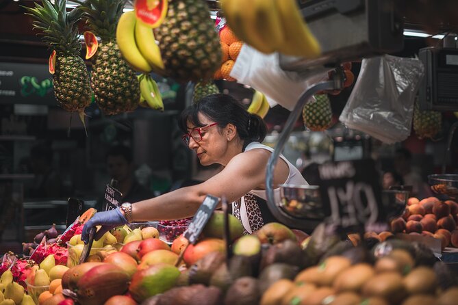 Barcelona Paella Cooking Class with Market Visit, Tapas & Sangria - Stop at Mercat de la Boqueria, and the ingredient tips that matter