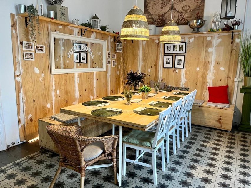 Barcelona: Paella Cooking Workshop and Market Tour - The Plaça Reial apartment setting, formal room for a casual lesson
