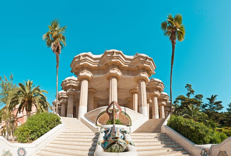 Barcelona: Park Güell Guided Tour & Priority Access - The Priority Entrance Moment and the Meeting Point Reality