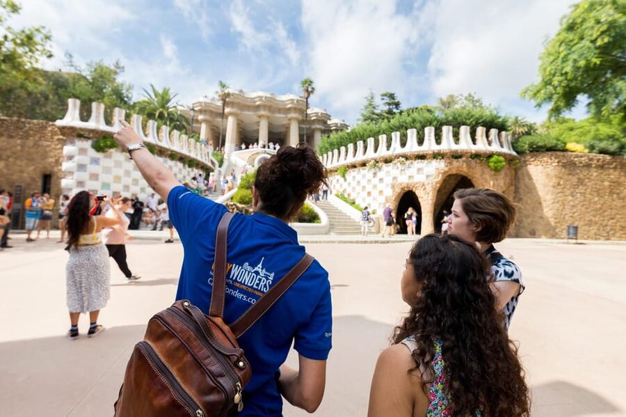 Barcelona: Park Guell Guided Tour with Skip-the-Line Entry - The Monumental Zone route: Serpentine Bench, El Drac, and square time