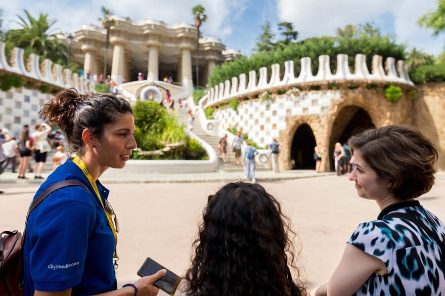 Barcelona: Park Guell Guided Tour with Skip-the-Line Entry - Photo stops and viewpoints: getting the shots without sprinting